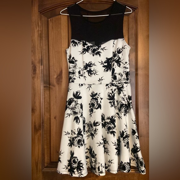 Dresses & Skirts - Trixxi black and white floral knee length dress